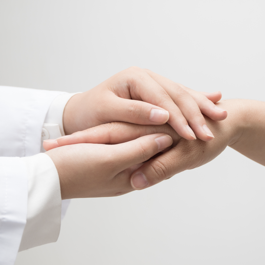 Médecin guidant un patient par la mai